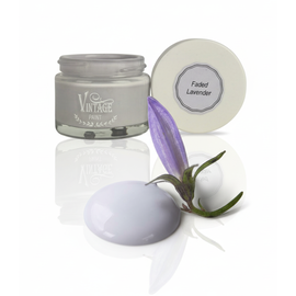 ⭐ Farbcharakter & Inspiration
Faded Lavender ist ein sanft verwaschener Lavendelton mit grauem Unterton – ruhig, romantisch und elegant. Er erinnert an warme Sommertage in der Provence, an duftende Lavendelfelder und mediterrane Leichtigkeit.

Lavendel ist nicht nur eine Farbe – es ist ein Gefühl von Ruhe, Gelassenheit und Nostalgie. Ideal, um in deinem Zuhause kleine Inseln der Entspannung zu schaffen.

ℹ️Tipp:
Kombiniere Faded Lavender mit dem kräftigeren French Lavender, um den natürlichen Farbverlauf der Lavendelblüte nachzuempfinden.