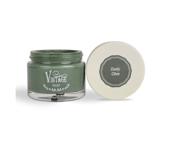 Vintage Paint Kreidefarbe - Dusty Olive
 
Vintage Paint "Dusty Olive" ist eine natürliche, umweltfreundliche Farbe auf Wasserbasis die speziell entwickelt wurde um Deinem Kunstwerk die authentisch matte und kreidige Oberfläche zu verleihen, für die zb. alte oder antike Möbel bekannt sind. Die Farbe haftet ohne besondere Vorbereitung auf fast jeder Oberfläche (Ton, Metall, Glas, Keramik, Holz, Kunststoff, Stoff, Textilien etc.) und bietet eine gute Deckkraft. Sie passt perfekt und harmoniert mit dem Französisch Nordic Landhausstil.

Du kannst sie auf Möbeln, Gebrauchsgegenständen, Wänden, Böden, Fliesen etc. verwenden, um Deinen Lieblingsstil oder auch verschiedene dekorative Effekte zu kreieren. Die Kreidefarbe ist beinahe geruchlos und trocknet sehr schnell. Das spezielle Bindemittel macht den Lack flexibel, sehr lange haltbar und eignet sich daher auch gut für Fussböden und Treppen. Das Schleifen ist normalerweise nicht erforderlich, solange die Oberfläche sauber ist und sich die älteren Farbschichten nicht ablösen. Sie können deckend oder auch mit wasser verdünnt verarbeitet werden, so kannst Du lasierende, schimmernde Vintage Effekte erzielen.

Natural Vintage Paint lässt sich äusserst komfortabel verarbeiten und kann drinnen und auch draussen verwendet werden. Vintage Paint Kreidefarben sind nach dem durchtrocknen Wasserbeständig. Wir empfehlen zum Schutz und zur besseren Reinigung dennoch die Flächen durch Antique Wax, den Primer & Sealer oder bei besonders beanspruchten Flächen wie Fussböden den Ultra Matt Vanish als Versiegelung zu verwenden.