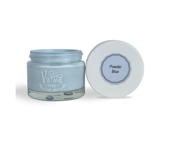 Vintage Paint Kreidefarbe, Powder Blue

50ml Farbdose
perfekt für kleine Objekte oder zum Testen
Trocknungszeit: Staubtrocken in ca. 30 Min, überstreichbar in ca. 1 Stunde
verleiht eine authentische matte und kreidige Oberfläche
die Farbe ist von sehr hoher Qualität, umweltfreundlich und ohne besondere Vorbereitung sofort Einsatzbereit
bietet eine sehr gute Deckkraft
mit Wasser verdünnbar (für verwaschene und lasierende Effekte)
wasserlöslich, enthält 100% natürliche Zutaten, daher auch für Kindermöbel geeignet
kein Abschleifen der Flächen notwendig
beinahe ohne Geruchsemission zu verarbeiten, kann daher gut im Innenbereich verwendet werden
zum besseren Schutz der Oberflächen empfiehlt sich ein passendes Vintage Wax zu verwenden
um die Farbe zu versiegeln wird je nach Bedürfnis Wachs, Primer & Sealer oder Varnish Ultra Matt verwendet
im Aussenbereich bitte längere Durchtrocknungszeit beachten, bis zu 5 Tage empfohlen (Achtung - kein Holzschutz)
Inhaltsstoffe: Wasser, Kalk, Bindemittel und Farbpigmente