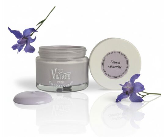 Vintage Paint Kreidefarbe French Lavender 

⭐ Vorteile auf einen Blick
✔️ 100 % natürliche Inhaltsstoffe – wasserlöslich, vegan & nachhaltig
✔️ Universell einsetzbar – haftet auf Holz, Metall, Glas, Keramik, Stoff u. v. m.
✔️ Authentische matte Kreideoptik – verleiht Möbeln und Wänden einen unverwechselbaren Charakter
✔️ Pflegeleicht & langlebig – mit Wachs, Primer & Sealer oder Ultra Matt Varnish versiegelbar
✔️ verleiht eine authentische matte und kreidige Oberfläche und bietet eine sehr gute Deckkraft
✔️ mit Wasser verdünnbar (für verwaschene und lasierende Effekte)
✔️ kein Abschleifen der Flächen notwendig



✅ Die Wirkung von French Lavender
Lavendel ist seit Jahrhunderten ein Symbol für Ruhe, Harmonie und Sommerfrische. Der lebendige Lavendelton vermittelt Gelassenheit und Leichtigkeit und sorgt gleichzeitig für eine warme, inspirierende Ausstrahlung im Raum.

Emotional: beruhigend, romantisch, erdend – ideal für Wohn- und Schlafzimmer
Atmosphärisch: schafft ein Gefühl von Naturverbundenheit und mediterraner Eleganz
Gestalterisch: wirkt modern und zugleich klassisch – perfekt für den nordischen Landhausstil